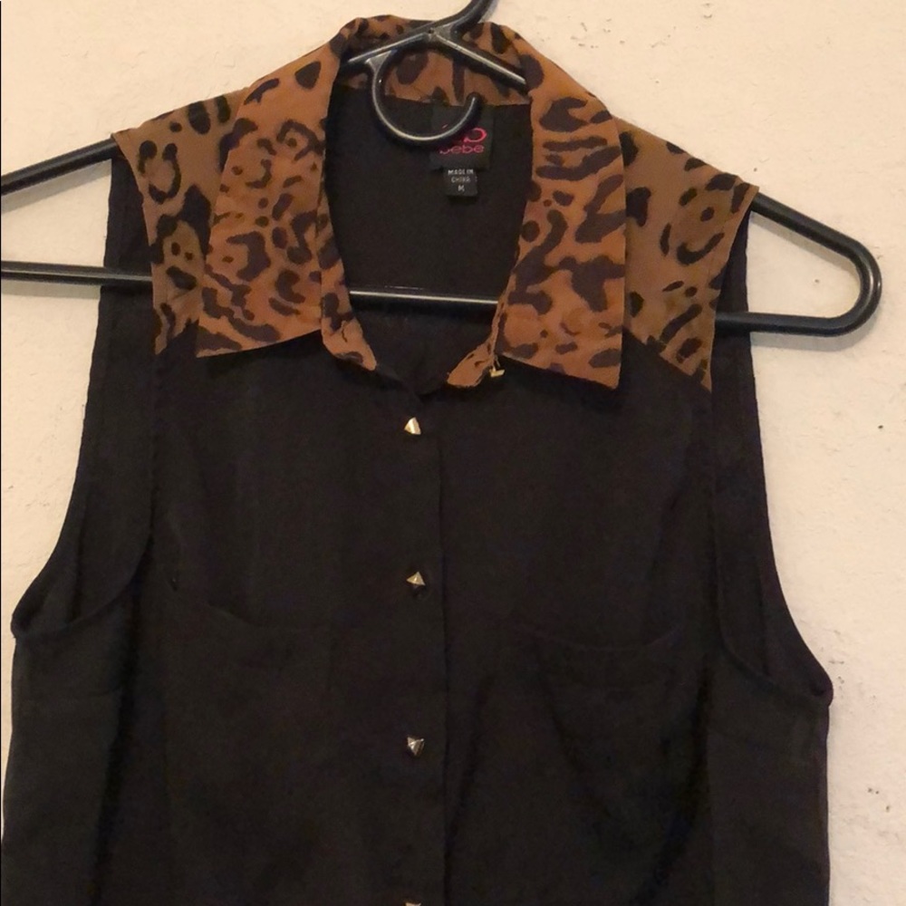 Gorgeous 2B BEBE black and cheetah blouse gold acc